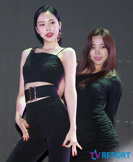 Son Na-eun and Kim Nam-joo of the group Apink are singing at the mini 7th album ONE & SIX showcase held at Yes 24 Live Hall in Gwangjang-dong, Gwangjin-gu, Seoul on the afternoon of the 2nd.The title song No 1 is a song about the feelings of a woman who has left her mind.