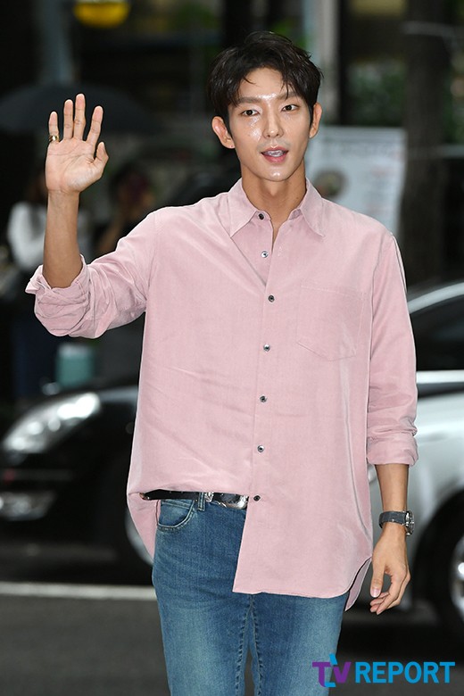 Actor Lee Joon-gi attends a TVN Lawless Lawyer (directed by Kim Jin-min, directed by Yoon Hyun-ho) show at a restaurant in Yeouido-dong, Yeongdeungpo-gu, Seoul on the afternoon of the 2nd.Lawless Lawyer, starring Lee Joon-gi, Seo Ye-ji, Lee Hye-young and Choi Min-soo, ended on the 1st as a grand villain court act in which a lawless lawyer who used to punch instead of law fights against absolute power with his life and grows into a true lawless lawyer.