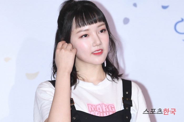 GFriend Yerin is attending the farewell morning DAY event of the movie Lets decorate the flower of promise in the morning of farewell held at CGV Ipark Mall in Yongsan-gu, Seoul on the afternoon of the 3rd.It is a Never Ending Story that tells the time of the two people who have been destined to meet by chance, Ariel, who is abandoned in the forest and Machia who lives forever to decorate the flower of promise in the morning of separation.It will be released on July 19th.