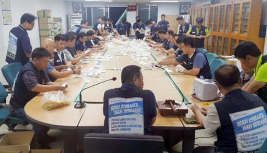 파업찬반 투표용지 개표하는 현대차 노조     (울산=연합뉴스) 현대차 노조가 2일 울산공장 노조사무실에서 올해 임협 교섭 결렬에 따라 실시된 조합원 파업투표의 개표를 진행하고 있다. 2018.7.2 [현대차 노조 제공=연합뉴스]     canto@yna.co.kr (끝)