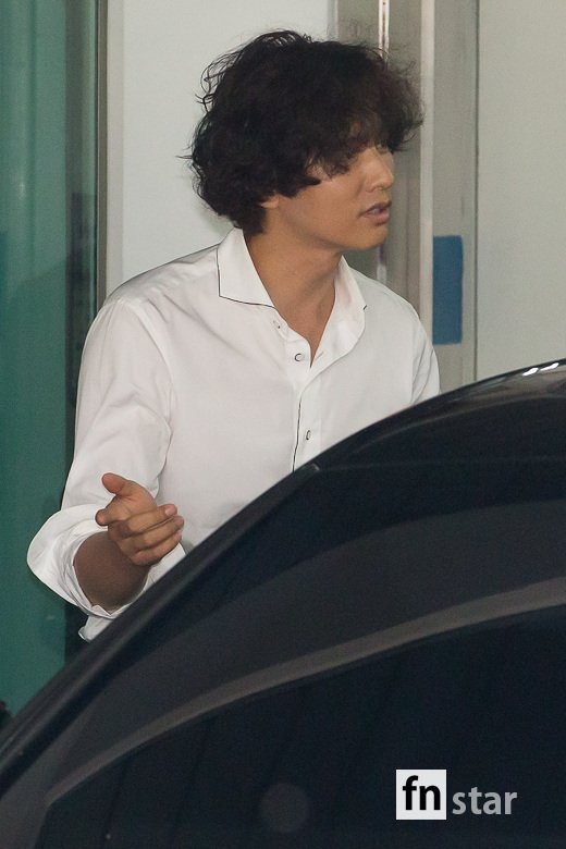 Actor Won Bin is returning after a fan signing ceremony at a furniture store in Samseong-dong, Gangnam-gu, Seoul on the afternoon of the 3rd.