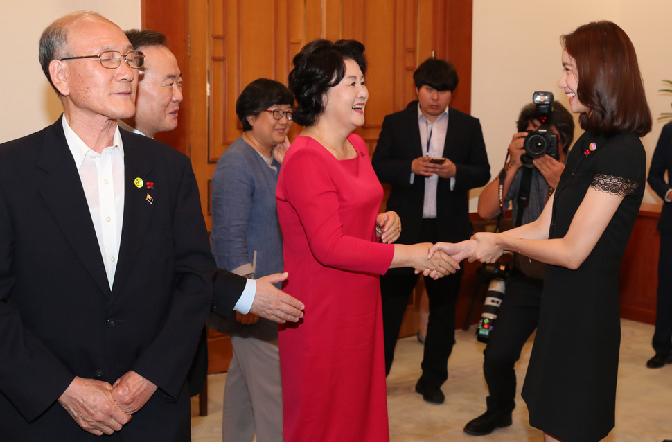 President Moon Jae-ins wife, Kim Eun-sook Ada Lovelace, invited Community Chest of Korea Donators to Cheong Wa Dae on the afternoon of the 3rd.Ten people were invited to the event, including Kang Na-yeon (10), a Gosarison Donator who has consistently Donated prize money received from various competitions since the first grade of elementary school, Kim Kyung-ja, a taxi driver, and Kim Bang-rak (71), who worked as a security guard and had been a member of the Donation Society for a full 10 years.The only celebrity contestant, Im Yoon-ah (real name Im Yoon-ah), was also a member of the idols first Honor Society, and was also a talent Donation for the love fruit advertisement.Before the luncheon, the participants shared the red bean paste, crystal, and sikhye from the Samcheong-dong store, which was run by the participant Kim Eun-sook.Kim Eun-sook, who started to Donate 240 million won 95 times so far from 1 million won in 2009 and decided to donate one apartment worth 1 billion won this year, has been steadily donating and sharing with sorryness for her daughter with neurological disabilities and gratitude for society.On the 3rd, Cheong Wa Dae invited the Community Chest of Korea Donators to open five thousand.