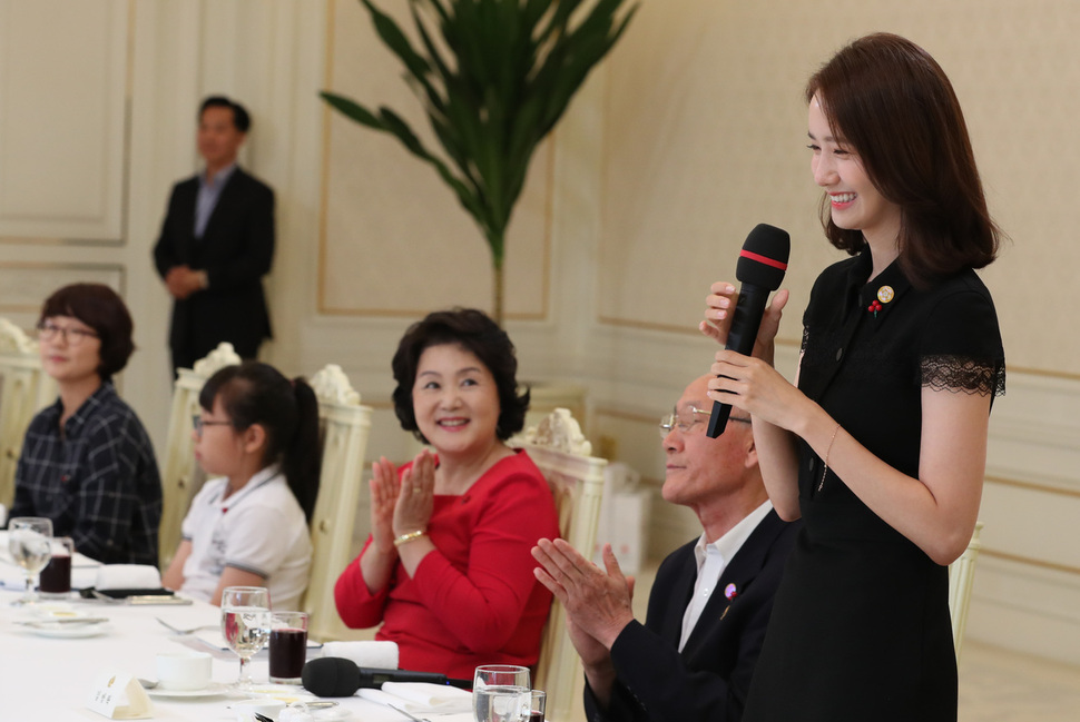 President Moon Jae-ins wife, Kim Eun-sook Ada Lovelace, invited Community Chest of Korea Donators to Cheong Wa Dae on the afternoon of the 3rd.Ten people were invited to the event, including Kang Na-yeon (10), a Gosarison Donator who has consistently Donated prize money received from various competitions since the first grade of elementary school, Kim Kyung-ja, a taxi driver, and Kim Bang-rak (71), who worked as a security guard and had been a member of the Donation Society for a full 10 years.The only celebrity contestant, Im Yoon-ah (real name Im Yoon-ah), was also a member of the idols first Honor Society, and was also a talent Donation for the love fruit advertisement.Before the luncheon, the participants shared the red bean paste, crystal, and sikhye from the Samcheong-dong store, which was run by the participant Kim Eun-sook.Kim Eun-sook, who started to Donate 240 million won 95 times so far from 1 million won in 2009 and decided to donate one apartment worth 1 billion won this year, has been steadily donating and sharing with sorryness for her daughter with neurological disabilities and gratitude for society.On the 3rd, Cheong Wa Dae invited the Community Chest of Korea Donators to open five thousand.