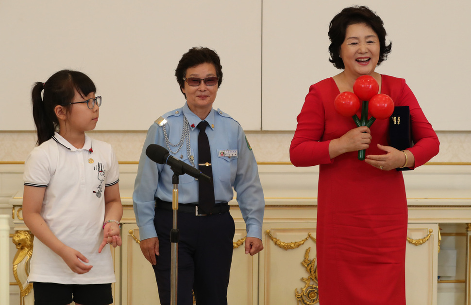 President Moon Jae-ins wife, Kim Eun-sook Ada Lovelace, invited Community Chest of Korea Donators to Cheong Wa Dae on the afternoon of the 3rd.Ten people were invited to the event, including Kang Na-yeon (10), a Gosarison Donator who has consistently Donated prize money received from various competitions since the first grade of elementary school, Kim Kyung-ja, a taxi driver, and Kim Bang-rak (71), who worked as a security guard and had been a member of the Donation Society for a full 10 years.The only celebrity contestant, Im Yoon-ah (real name Im Yoon-ah), was also a member of the idols first Honor Society, and was also a talent Donation for the love fruit advertisement.Before the luncheon, the participants shared the red bean paste, crystal, and sikhye from the Samcheong-dong store, which was run by the participant Kim Eun-sook.Kim Eun-sook, who started to Donate 240 million won 95 times so far from 1 million won in 2009 and decided to donate one apartment worth 1 billion won this year, has been steadily donating and sharing with sorryness for her daughter with neurological disabilities and gratitude for society.On the 3rd, Cheong Wa Dae invited the Community Chest of Korea Donators to open five thousand.