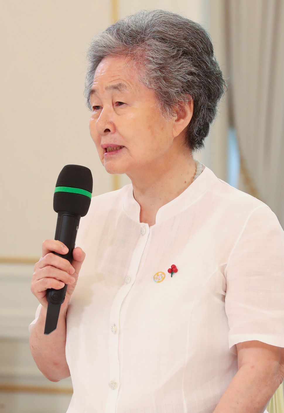 President Moon Jae-ins wife, Kim Eun-sook Ada Lovelace, invited Community Chest of Korea Donators to Cheong Wa Dae on the afternoon of the 3rd.Ten people were invited to the event, including Kang Na-yeon (10), a Gosarison Donator who has consistently Donated prize money received from various competitions since the first grade of elementary school, Kim Kyung-ja, a taxi driver, and Kim Bang-rak (71), who worked as a security guard and had been a member of the Donation Society for a full 10 years.The only celebrity contestant, Im Yoon-ah (real name Im Yoon-ah), was also a member of the idols first Honor Society, and was also a talent Donation for the love fruit advertisement.Before the luncheon, the participants shared the red bean paste, crystal, and sikhye from the Samcheong-dong store, which was run by the participant Kim Eun-sook.Kim Eun-sook, who started to Donate 240 million won 95 times so far from 1 million won in 2009 and decided to donate one apartment worth 1 billion won this year, has been steadily donating and sharing with sorryness for her daughter with neurological disabilities and gratitude for society.On the 3rd, Cheong Wa Dae invited the Community Chest of Korea Donators to open five thousand.