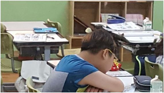 시각장애1급아동. 한국일보 자료사진.