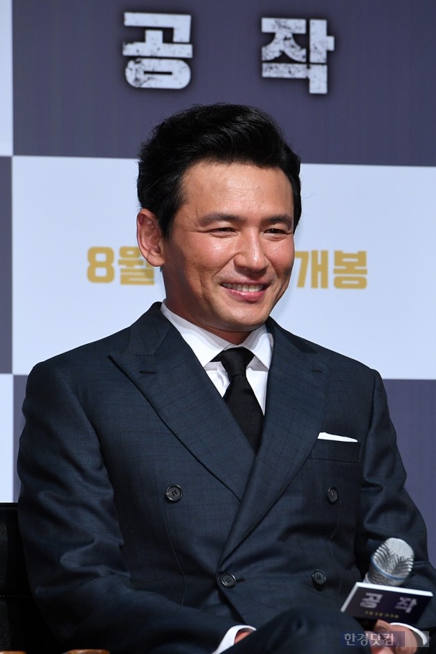 Actor Hwang Jung-min attends a report on the production of the movie Peafowl (director Yoon Jong-bin, production company Sani Pictures, and film company Moon) at CGV Apgujeong in Sinsa-dong, Seoul on the morning of the 3rd.