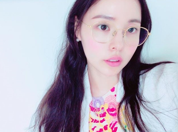 Min Hyo-rins beautiful Selfie has been released.Actor Min Hyo-rin posted a picture on his instagram on July 3 with an article entitled Clearness. Glasses a year ago.The photo shows Min Hyo-rin wearing glasses. Min Hyo-rins lovely Beautiful looks catches the eye. Especially, her luxury nose stands out.kim myeong-mi