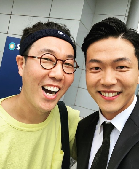The affectionate selfie of Kim Young-chul and Kim Young-gwon players has been revealed.The comedian Kim Young-chul posted several photos on his Instagram on July 3.The photo shows Kim Young-chul posing with Kim Young-gwon at Broadcast stations.Kim Young-chul, along with the photo, said, Kim Young-gwon meet at SBS! Do you want me to take a solo picture from that spot?I dont know when Kim Young-gwon is out after the interview with Broadcast stations! Ive always seen him in uniform, hes gorgeous and cool!The photo that the Young Kwon took selfie with his phone and took my phone! It looks really good to see you laughing.You can enjoy the remaining schedule such as interview ~ he added.kim myeong-mi