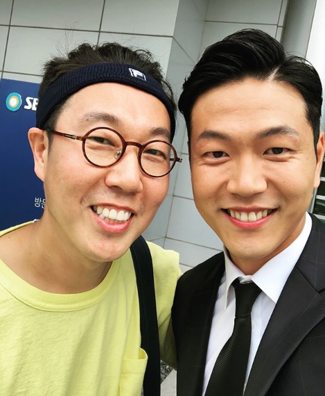 The affectionate selfie of Kim Young-chul and Kim Young-gwon players has been revealed.The comedian Kim Young-chul posted several photos on his Instagram on July 3.The photo shows Kim Young-chul posing with Kim Young-gwon at Broadcast stations.Kim Young-chul, along with the photo, said, Kim Young-gwon meet at SBS! Do you want me to take a solo picture from that spot?I dont know when Kim Young-gwon is out after the interview with Broadcast stations! Ive always seen him in uniform, hes gorgeous and cool!The photo that the Young Kwon took selfie with his phone and took my phone! It looks really good to see you laughing.You can enjoy the remaining schedule such as interview ~ he added.kim myeong-mi