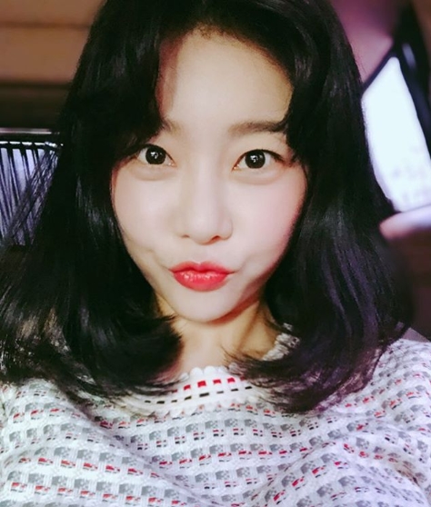 Girls Day Sojins adorable selfie has been unveiledSojin posted a picture on his instagram on July 3 with an article entitled Wow, its taking a break, people coming to see the show, but I do not know if you want to take an umbrella.The photo shows Sojin looking at the camera with the wind on the ball; while in love, the beauty catches the eye.kim myeong-mi