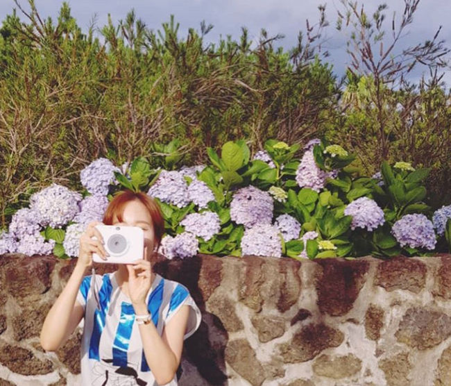 Actor So Yoo-jin takes Jeju Island family trip Celebratory photohas released the book.So Yoo-jin wrote on his instagram on Thursday: Jeju Island, Fortunately, its a nice weather Jeju Island.I took pictures and pulled out ~ Family trips that are in love with the charm of instant cameras and posted pictures taken in Jeju Island.So Yoo-jin in the public photo is taking a picture with an instant camera, but he can not see his face, but he can feel happy with his writing and photo atmosphere.In addition to this, So Yoo-jin showed a lot of affection by shooting the back of her daughter looking at Sea.So Yoo-jin Instagram