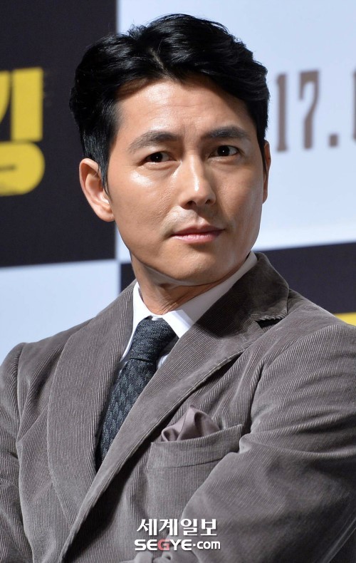 The reason why entertainment representative star Jung Woo-sung is serving as United Nations High Commissioner for Refugees Goodwill Ambassador from a shanty town has been revealed.Jung Woo-sung confessed his poor childhood.He appeared on MBC Golden Fishery - The Knee-Drop Guru and said, The worse the house is, the more the houses around it collapse and the heavy equipment goes out just before the demolition.I think my house always did. I did not have to fix the cracked wall. In addition, Jung Woo-sung said, There was a wall of the next door in front of the front baro, but one day this wall collapsed.It was a screen that could cover the situation of our house from the world, but it felt really naked at that time. But Jung Woo-sung, who did not resent the difficult family environment, said, I thought my fathers poverty was not my poverty.I had the idea of ​​overcoming and making another life, so I did not have a grudge. Jung Woo-sung, who started part-time job in junior high school for a living, benefited from his handsome appearance, and was lured by rumors and even attracted to host bars.Jung Woo-sung, who was later scouted in the entertainment industry, made his debut in 1996 with the movie Nine-tailed Fox, and became a top star in the Baro.Jung Woo-sung, who earned wealth and honor, is now a representative teacher in the entertainment industry.Being a United Nations High Commissioner for Refugees Goodwill Ambassador in 2014, he said, I am grateful to those who are in trouble for being a small force.I hope that more people will be able to listen to the difficulties of refugees and reach out for help. I will do my best as an honorary envoy.Since then, Jung Woo-sung has continued to do good work such as visiting Camp voluntarily once a year.It is the most important factor that I can continue to be a member of such an actor who can do that for 10 years and 20 years (good work), he said.Jung Woo-sung is also a supporter of United Nations High Commissioner for Refugees, which is delivering World Refugee Day donations every June.Since 2015, the company has donated 50 million won every year.In addition, he donated 50 million won to the people who lost their homes and suffered from the earthquake in Nepal.Jung Woo-sung, who said that acting as an actor is an important factor in continuing good deeds, is attracting attention.news team