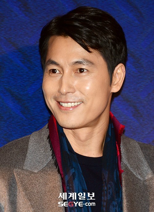 The reason why entertainment representative star Jung Woo-sung is serving as United Nations High Commissioner for Refugees Goodwill Ambassador from a shanty town has been revealed.Jung Woo-sung confessed his poor childhood.He appeared on MBC Golden Fishery - The Knee-Drop Guru and said, The worse the house is, the more the houses around it collapse and the heavy equipment goes out just before the demolition.I think my house always did. I did not have to fix the cracked wall. In addition, Jung Woo-sung said, There was a wall of the next door in front of the front baro, but one day this wall collapsed.It was a screen that could cover the situation of our house from the world, but it felt really naked at that time. But Jung Woo-sung, who did not resent the difficult family environment, said, I thought my fathers poverty was not my poverty.I had the idea of ​​overcoming and making another life, so I did not have a grudge. Jung Woo-sung, who started part-time job in junior high school for a living, benefited from his handsome appearance, and was lured by rumors and even attracted to host bars.Jung Woo-sung, who was later scouted in the entertainment industry, made his debut in 1996 with the movie Nine-tailed Fox, and became a top star in the Baro.Jung Woo-sung, who earned wealth and honor, is now a representative teacher in the entertainment industry.Being a United Nations High Commissioner for Refugees Goodwill Ambassador in 2014, he said, I am grateful to those who are in trouble for being a small force.I hope that more people will be able to listen to the difficulties of refugees and reach out for help. I will do my best as an honorary envoy.Since then, Jung Woo-sung has continued to do good work such as visiting Camp voluntarily once a year.It is the most important factor that I can continue to be a member of such an actor who can do that for 10 years and 20 years (good work), he said.Jung Woo-sung is also a supporter of United Nations High Commissioner for Refugees, which is delivering World Refugee Day donations every June.Since 2015, the company has donated 50 million won every year.In addition, he donated 50 million won to the people who lost their homes and suffered from the earthquake in Nepal.Jung Woo-sung, who said that acting as an actor is an important factor in continuing good deeds, is attracting attention.news team