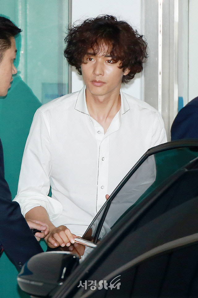 On the afternoon of the 3rd, Won Bin attended a furniture brand fan signing ceremony in Gangnam-gu, Seoul.Won Bin has not been doing any such activities since the release of the movie The Man from Nowhere in 2010.After marrying Actor Na Young in 2015, he told him about his success, but he has a little chance to meet with his work.Among them, Won Bin, who appeared in the official ceremony for a long time, appeared wearing a white shirt with a perm head reminiscent of a poodle.Especially, as the eight-year Blady is colorless, he attracted the eye-catching of many people with a brilliant appearance, and he proved his popularity by appearing in the top of real-time search terms at once with only photographs.