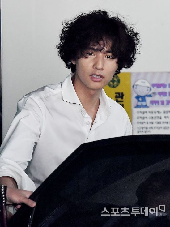 Actor Won Bin greets fans at a Fan signing event event ceremony held at a furniture store in Samseong-dong, Seoul on the afternoon of the 3rd.