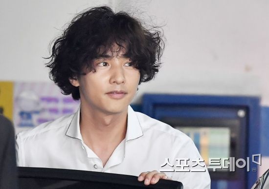 Actor Won Bin greets fans at the Fan signing event held at a furniture store in Samseong-dong, Seoul on the afternoon of the 3rd.