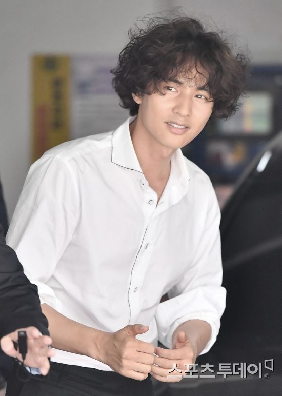 Actor Won Bin greets fans after finishing a Fan signing event event ceremony at a furniture store in Samseong-dong, Seoul on the afternoon of the 3rd.