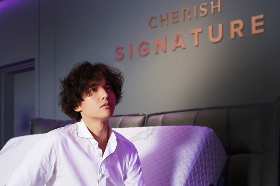 Won Bin held a Fan signing event at the Cherish Gangnam Retail Store, a furniture brand located in Gangnam-gu, Seoul on the afternoon of the 3rd.Won Bin, who is working as the brand model, met with more than 100 participants for an hour from 2 pm on the day and focused his attention on the sign.The event was held privately at the request of Won Bin.Won Bin has not been working on anything since The Man from Nowhere in 2010.It was reported that some works were being featured, but it was not finally concluded, and it was only revealed through brand events, CFs and pictorials that acted as models.He married Actor Na Young on May 30, 2015, and he got married in November of the same year.