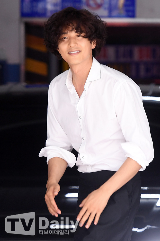 Won Bin Fan signing event was held at Cherish Gangnam Retail Store in Samsung-dong, Gangnam-gu, Seoul on the afternoon of the 3rd.Won Bin is moving to the vehicle after finishing the Fan signing event.Meanwhile, Won Bin married Actor Lee Na-young in 2015 in secret, and became a father that year with a son.won bin fan signing event