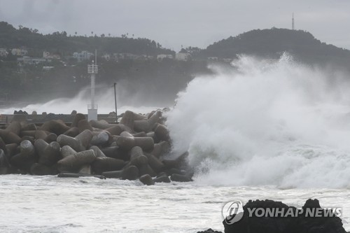 '쁘라삐룬' 북상중 (서귀포=연합뉴스) 박지호 기자 = 제7호 태풍 '쁘라삐룬'이 제주를 향해 북상중인 3일 오전 제주 서귀포시 법환포구 해안에 한층 거세진 파도가 몰아치고 있다.       jihopark@yna.co.kr