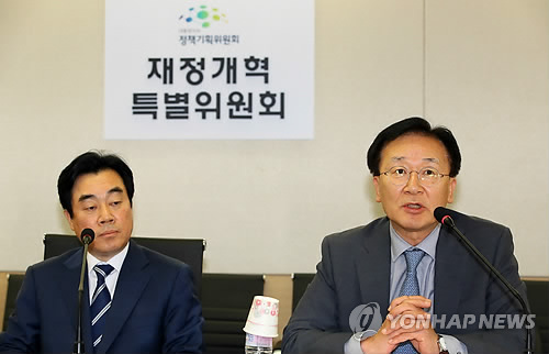 재정특위, 부동산 보유세 개편 권고안 발표 (서울=연합뉴스) 진성철 기자 = 3일 서울 종로구 이마빌딩 내 대통령직속 정책기획위원회 산하 재정개혁특별위원회에서 최병호 조세소위원장이 부동산 보유세 개편 권고안에 대해 설명하고 있다.      왼쪽은 강병구 위원장. 2018.7.3      zjin@yna.co.kr