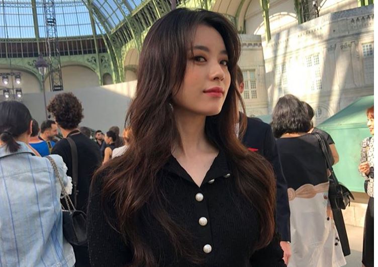 Actor Han Hyo-joo has unveiled a picture of Cheating Tom 4 - Hair Stylist Wannabe Park, Man-hyeun with Model Soo-Joo.On the 4th, Han Hyo-joo posted several photos through his instagram with the comment Thank you, it was a good time!Han Hyo-joo in the public photo attracts attention with its pure charm and chic charm.In another photo, Cheating Tom 4 - Hair Stylist Wannabe Park, Man-hyeun and a friendly look were also seen.Park, Man-hyeun is a heating Tom 4 - Hair Stylist Wannabe who is responsible for various domestic celebrities such as Lee Byung-hun and Han Hyo-joo.There was also a two-shot with Model Soo-Joo, who also drew admiration from those who emanated superior giraffes and force beside the top Model.Meanwhile, Han Hyo-joo is set to return to the screen later this month through the film Inland.Photo Han Hyo-joo Instagram