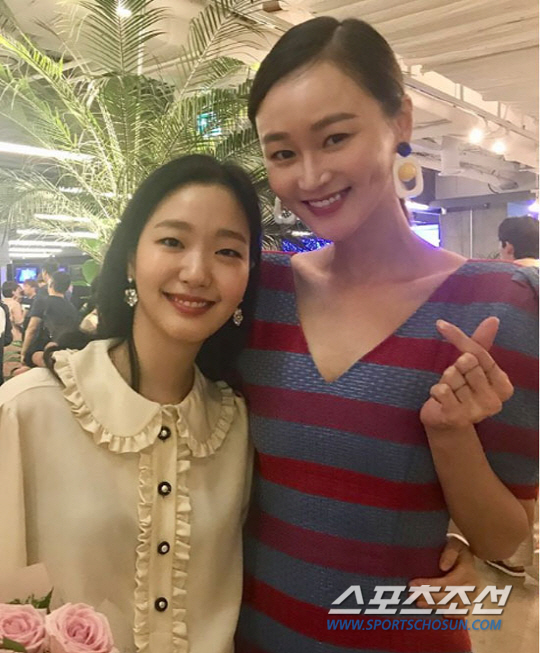 Model Lee Hye-jung meets actor Kim Go-eunOn the 3rd, Lee Hye-jung posted a picture on his instagram with an article entitled #Sunset in My Hometown # Crying and laughing # Its so funny # Suddenly I want to write # Last night # Sullo Write # Why is Goo Eun so beautiful?Lee Hye-jung, who attended the premiere of the movie Sunset in My Hometown, left Kim Go-eun and a friendly cut.Kim Go-eun, who smiles brightly, and Lee Hye-jung, who has a pleasant charm, catch his eye.Meanwhile, Lee Hye-jung recently appeared on the TVN entertainment program Life Bar and released a love story with her husband Lee Hee-joon.