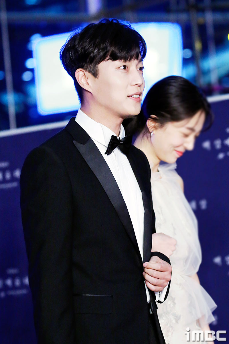 July 4 Whats Todays Idol? Highlight Yoon Doo-joon July 4 today is the birthday of Highlight Yoon Doo-joon (real name Yoon Doo-joon).He is a leader of the group Highlight and currently acting as an actor. He is a famous member of the actor and actor who has appeared in many dramas such as Lets do a ceremony, Fondant Fondant LOVE and Radio Romance.On the birthday of Yoon Doo-joon, I opened the behind-the-scenes behind the is hard work!The above photos are the footage of the Fondant Fondant LOVE DVD release, and the Highlight Showcase and Baeksang Arts Grand Prize.On the other hand, Yoon Doo-joon is scheduled to meet with viewers in the recent TVN drama Lets do the ceremony season 1 and 2, followed by Lets do the ceremony 3: Begins.iMBC Imitation Photo iMBC