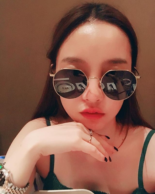 Goo Hara from girl group Kara has released a beautiful look selfie.Goo Hara posted a picture on Instagram on the 3rd, saying, My forehead is Pacific Ocean.Goo Hara, wearing a strapped sleeve with a hairstyle that reveals her forehead, is making a chic look with a large sunglass. Netizens responded such as Im beautiful.Goo Hara is in charge of JTBC4 My Mad Beauty Diary MC, a comprehensive channel.