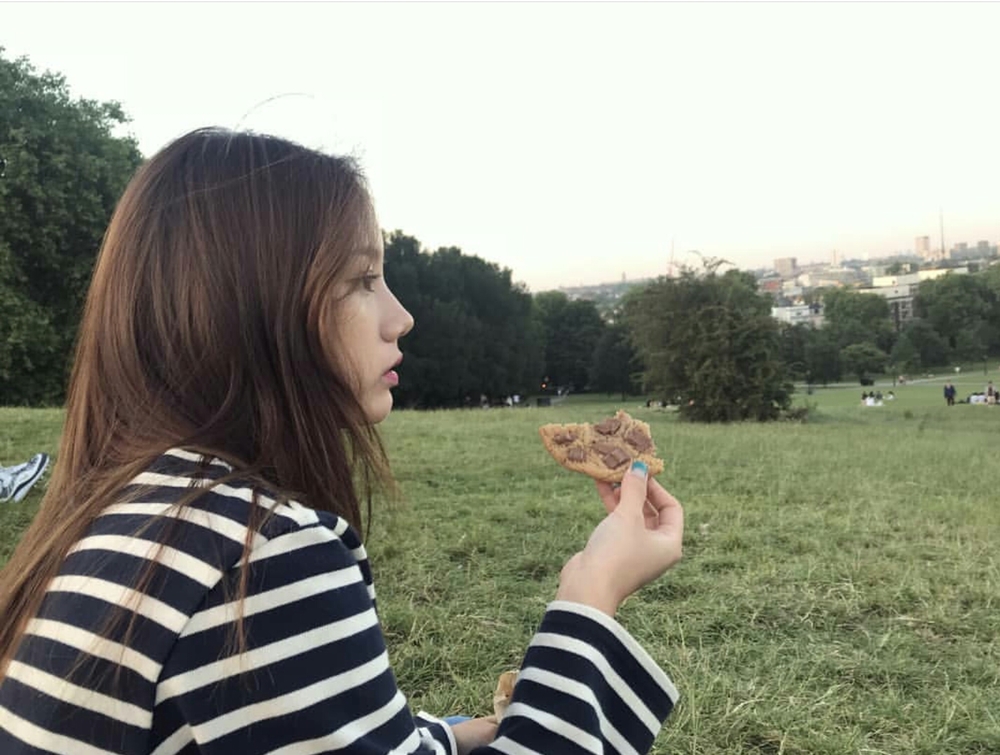 Girls Day Hyeri boasted a perfect visual.On July 3, Hyeri posted an article and a photo on his instagram saying My two favorite things.In the photo, Hyeri is spending time in Primrose Hill, England, and Hyeris doll-like features and sidelines steal her eyes.kim ye-eun