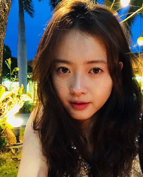 Actor Go Ah-ra flaunted her watery Beautiful looksGo Ah-ra posted several photos on his instagram on July 4 with an article entitled Pretty night sky.The photo shows Go Ah-ra taking a selfie in the background of an exotic night view. Go Ah-ras bright smile catches the eye.Despite the pale make-up, the immaculate skin without any blemishes makes the neat beautiful look even more prominent.The fans who responded to the photos responded such as Wow, it is really beautiful, This picture is legend, I am watching my sister drama well. Have a happy vacation.delay stock