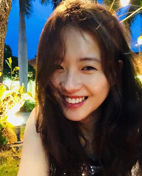 Actor Go Ah-ra flaunted her watery Beautiful looksGo Ah-ra posted several photos on his instagram on July 4 with an article entitled Pretty night sky.The photo shows Go Ah-ra taking a selfie in the background of an exotic night view. Go Ah-ras bright smile catches the eye.Despite the pale make-up, the immaculate skin without any blemishes makes the neat beautiful look even more prominent.The fans who responded to the photos responded such as Wow, it is really beautiful, This picture is legend, I am watching my sister drama well. Have a happy vacation.delay stock