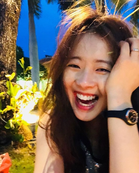 Actor Go Ah-ra flaunted her watery Beautiful looksGo Ah-ra posted several photos on his instagram on July 4 with an article entitled Pretty night sky.The photo shows Go Ah-ra taking a selfie in the background of an exotic night view. Go Ah-ras bright smile catches the eye.Despite the pale make-up, the immaculate skin without any blemishes makes the neat beautiful look even more prominent.The fans who responded to the photos responded such as Wow, it is really beautiful, This picture is legend, I am watching my sister drama well. Have a happy vacation.delay stock