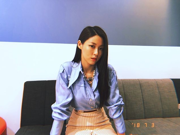 Group AOA member Seolhyun showed off her perfect figure without realism.Seolhyun posted two photos on his Instagram account on July 3.The picture shows Seolhyun sitting on a chair and staring at the camera with his eyes, and the narrow waistline of Seolhyun, which is revealed on a beige skirt, catches his eye.Seolhyun is showing off her health with her coppery skin.The fans who responded to the photos responded such as It is so beautiful, It is great, I like this atmosphere and Is it a back story?delay stock