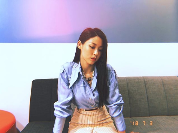 Group AOA member Seolhyun showed off her perfect figure without realism.Seolhyun posted two photos on his Instagram account on July 3.The picture shows Seolhyun sitting on a chair and staring at the camera with his eyes, and the narrow waistline of Seolhyun, which is revealed on a beige skirt, catches his eye.Seolhyun is showing off her health with her coppery skin.The fans who responded to the photos responded such as It is so beautiful, It is great, I like this atmosphere and Is it a back story?delay stock