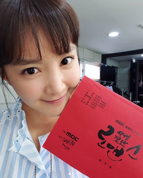 First broadcast expectationActor Lee Si-young has released a photo of MBCs new monthly drama Bloody Tie Romance.Lee Si-young wrote on his Instagram account on July 4, Bloody Tie Romance premiered July 23; Ji Hyun Woo Lee Si-young. Please take the lead.Fighting and posted a picture.The picture shows Lee Si-young holding the script for the fifth episode of Bloody Tie Romance. Lee Si-young smiles as she looks at the camera.Lee Si-youngs big eyes and immaculate skin make her cute beauty even more prominent.Fans who responded to the photos responded such as Wow! Busy city of the world, Fighting sister!, Ill look forward to it.delay stock