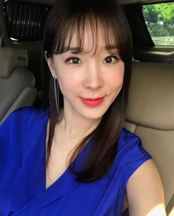 Singer Lee Ji-hye flaunted her watery Beautiful looksLee Ji-hye posted a picture on his Instagram page on July 4 with the caption: The way to K-Kook to record, laughing, but not laughing, and there are days like that.Inside the picture is a picture of Lee Ji-hye smiling at the camera.Beautiful looks even more watery after pregnancy drags Eye-catching offsulphur-su-yeon