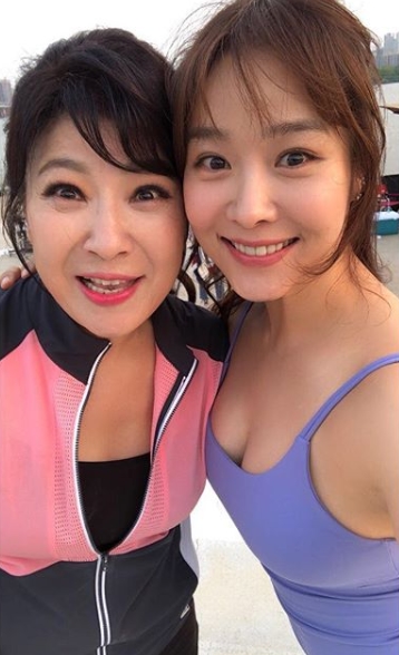 The warm-hearted meeting between singer Noh Sa-yeon and Ock Joo-hyun has been unveiled.Ock Joo-hyuns agency Fort Luck Inc.s official Instagram posted a photo on July 3 with an article entitled Noh Sa-yeon, Ock Joo-hyun.The photo shows Noh Sa-yeon and Ock Joo-hyun in training suits; the two are taking pictures face-to-face at the scene of AD shooting.Noh Sa-yeon and Ock Joo-hyuns big eyes and cool features resemble the Eye-catching, which also stands out for the two.The fans who responded to the photos responded, You two resemble each other unexpectedly, Both are pretty and I want to see.delay stock