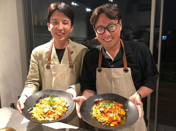 Yoon Jong Shin and You Hee-yeol turned chefOn July 4, Yoon Jong Shin posted a picture on his instagram with an article entitled A while ago, Joy and Cook Battle.Inside the photo is a picture of Yoon Jong Shin and You Hee-yeol attending the event and spreading Pasta Battle.The plausible visual Pasta makes you turn your mouth. The two clear faces are impressive.sulphur-su-yeon