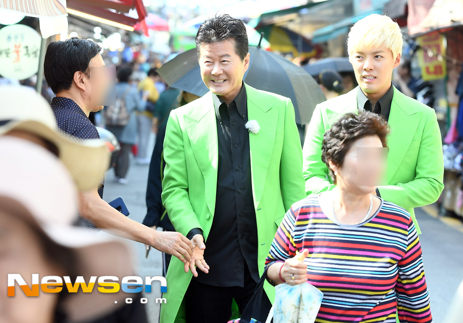 Singer Tae Jin-ah X Gangnam District performance was held on the afternoon of July 4 at the stage in front of the Yongmun Market Merchant Prosperity in Yongsan-gu, Seoul.The Tae Jin-ah Gangnam District is entering the area.Gangnam District released its first Trot full-length album title song Do You Good and went into activity.Do You Good is a song written by Tae Jin-ah and Sung Hyon. It is an exciting rock trot genre that hits this summer coolly. It is an impressive song with easy and repetitive lyrics and addictive melody.Jung Yu-jin