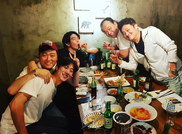 MBC drama Reversal: Bandits Who Stealed the People actors boasted of their sticky friendshipActor Yoon Kyun-sang posted a picture on his instagram on July 4 with an article entitled Reversal. Brothers I can not help but love.In the photo, Reversal performers such as Yoon Kyun-sang, Park Jun-gyu and Lee Joon-hyuk are drinking together.You can see the look of Yoon Kyun-sang, who is shoulder-to-shoulder with Lee Joon-hyuk, who can guess the cheerful scene atmosphere from the actors bright smiles.The fans who responded to the photos responded to Shochu more than 7 bottles? It is the main party, I support this meeting, It is wonderful. I really enjoyed Reversal.delay stock