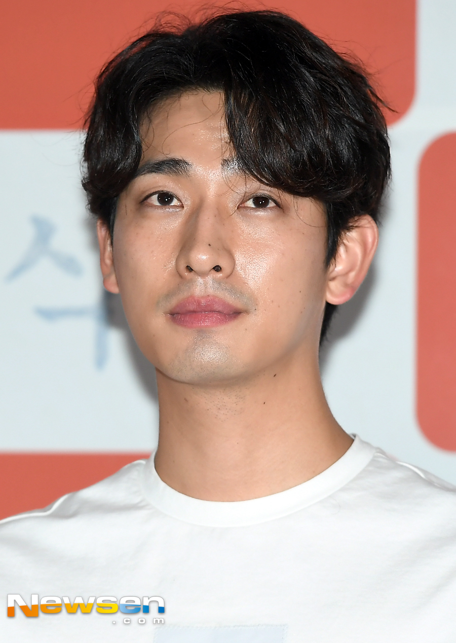 Shin Jin Jin Keun, So-yeon Jang, Yoon Park and Lim Young-hun attended the ceremony.Family is a film about an uncomfortable cohabitation that began with the coming of innocent father Soon-sik (Shin Jin Keun), a young mother Ae-yeon Jang, and an uninvited re-entry (Yoon Park) in the ordinary life of her hearty daughter Sun-young (Kona Hee) family.Jung Yu-jin