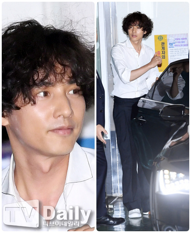 Won Bin Fan signing event was held at Cherish Gangnam Retail Store in Samsung-dong, Gangnam-gu, Seoul on the afternoon of the 3rd.Won Bin is moving to the vehicle after finishing the Fan signing event.Meanwhile, Won Bin married Actor Lee Na-young in 2015 in secret, and became a father that year with a son.Won Bin attended in a white shirt and Perm hair style and showed her still styling.won bin fan signing event