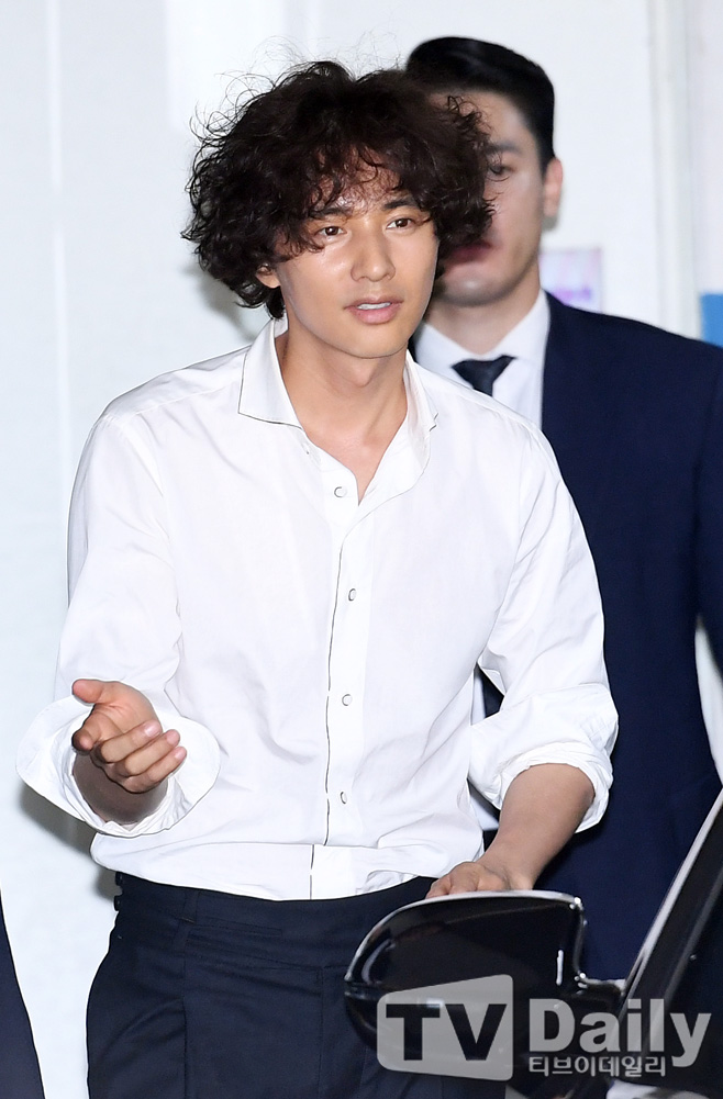 Won Bin Fan signing event was held at Cherish Gangnam Retail Store in Samsung-dong, Gangnam-gu, Seoul on the afternoon of the 3rd.Won Bin is moving to the vehicle after finishing the Fan signing event.Meanwhile, Won Bin married Actor Lee Na-young in 2015 in secret, and became a father that year with a son.Won Bin attended in a white shirt and Perm hair style and showed her still styling.won bin fan signing event
