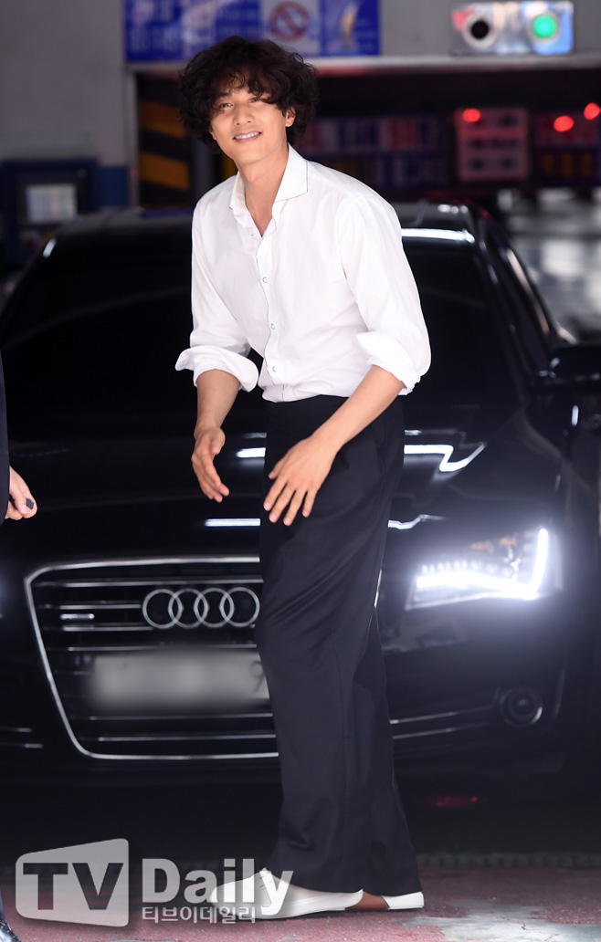 Won Bin Fan signing event was held at Cherish Gangnam Retail Store in Samsung-dong, Gangnam-gu, Seoul on the afternoon of the 3rd.Won Bin is moving to the vehicle after finishing the Fan signing event.Meanwhile, Won Bin married Actor Lee Na-young in 2015 in secret, and became a father that year with a son.Won Bin attended in a white shirt and Perm hair style and showed her still styling.won bin fan signing event