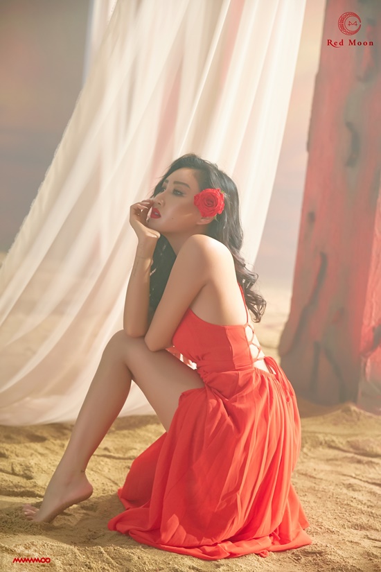 Hwasa of group MAMAMOO who is about to come back on the 16th transformed into flamenco GLOW of passion.MAMAMOO released the image of Hwasa, the first runner of the concept photo for each member of the seventh mini album RED Moon through the official SNS at 0:00 on the 4th.In the public image, Hwasa transforms into a fascinating flamenco GLOW to capture Eye-catching.Hwasa intensely expresses the concept of the new album RED with red roses and red lips on the RED dress, reminiscent of the GLOW, which is a Spanish dance and symbol of passion.Especially, the dazzling legs and charming copper skin that stand out on bare feet are passionate and romantic South American GLOW.MAMAMOO announced its comeback news in four months with its seventh mini album RED Moon on the 16th.The new mini album RED Moon is the second color of the 2018 Four Seasons Four Color Project and the combination of the moon, which means Moonbyul in the symbolic color of Moonbyul, and is a color of passion that awakens the sense of red.MAMAMOO plans to release concept photos for each member sequentially starting with Hwasa and raise expectations for comeback.On the other hand, MAMAMOO will release its seventh mini album RED Moon at 6 pm on the 16th and comeback.Photo: RBW