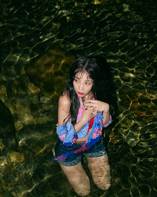 Yubin, a girl group Wonder Girls, showed off her charm.Yubin posted a picture on his instagram on the 4th with Hashtag, # Heatwave # Valley # Sun and Treeman.In the open photo, Yubin shows off her sexy yet mysterious charm in the water, and she has attracted Eye-catching by completing a unique atmosphere with dark night nature.Netizens commented, The girl dressed in clothes and went to the water and It feels cool when I see her sisters picture.Meanwhile, Yubin has been working as a new song Lady until recently.Photo: Yubin Instagram