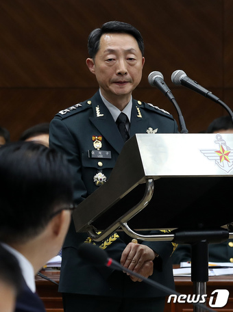 이석구 기무사령관이 30일 오후 서울 용산구 국방부에서 열린 국회 법제사법위원회 군사법원 국정감사에서 국민의당 박지원 의원의 질의에 답변하고 있다. 2017.10.30/뉴스1 © News1 박지혜 기자