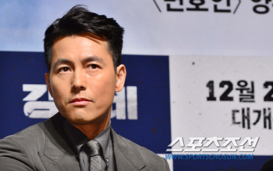 The voice of actor Jung Woo-sung is full of strength and weight; the wave of Jung Woo-sungs words has been spreading for two weeks.Jung Woo-sung revealed his Xiao Xin on the Refugee issue last month on social media.World Refugee Day, the netizens appeal to their SNS was caught in the eyes of the whole nation, and it was entangled with the Refugee problem.Jung Woo-sung, who was usually considered as a concept actor, was criticized by netizens for saying I take the refugees myself, feed them, and dress them.Last months first Jung Woo-sung statement was to join Refugee for World Refugee Day.Jung Woo-sung, who has been making Xiao Xin remarks related to Refugee, has also created controversy by posting the United NationsRefugee Organizations position related to the Jeju Island Yeman Refugee applicant.Here, the webtoon writer Yoon Seo-in came up with criticism of him in a primary way, and the controversy was increased.Jung Woo-sung did not stop and attended the Jeju IslandPorum for Peace and Prosperity held at the Jeju Island International Convention Center on the 26th of last month and mentioned the Refugee issue again.Jung Woo-sung said in a Porum chapter at the time, I am concerned about emotional expressions that are out of the essence of the discussion with poor or exaggerated information in the recent discussion of the Yemen Refugee issue.Some people ask if Refugee Human Rights is more important than our peoples Human Rights, and Refugee Human Rights is a person who has the right to be protected, so lets think about their Human Rights.No one can be a priority, he said. The people are saying, We are also hard. The current discussion is an opportunity to look at South Korea society again.The government should listen to the peoples stories, the people should give strength to the government, and gather wisdom to solve the problem with calm mind. Jung Woo-sungs comments continued even by changing the calendar.While he did not know his agency, he appeared directly at the CBS Kim Hyun Jungs News Show and revealed his Xiao Xin. Jung Woo-sung said, I fully understand the people who have an antipathy toward Refugee.South Korea is Europe with laws and institutions; you can review (Refugee) within those laws and institutions, she said, revealing her thoughts on Refugee.Jung Woo-sungs remarks are still subject to criticism, evil, and ridicule; however, Jung Woo-sung said they should also be said.Jung Woo-sung reads evil stories twice and three times; he says, Of course I have to because of the story you have to tell.I think this is not a matter of accepting Refugee, of opposing. How much understanding Refugee and the difficulty Refugee is in.And the truth is, Refugee is a distant Europe story.The distinction between Refugee and migrants is also difficult for ordinary people to have, he said, but continued to understand the opposite position.Jung Woo-sungs comments are a natural act by his Xiao Xin and location.Jung Woo-sung is one of the 11 former World Goodwill Ambassadors to the United NationsRefugee Organization.Since being appointed as the first celebrity supporter of the United NationsRefugee Organization in 2014, he has been continuing his activities against Refugee.In May 2015, the year after the appointment of supporters, he was appointed goodwill ambassador; it was the tenth in the world and the second in Asia.Jung Woo-sung appeals to the difficulty of Refugee while reading the evil two or three times.Even if the netizens comments about his remarks are made, it is because of Jung Woo-sungs Xiao Xin and role Yi Gi to speak and act.